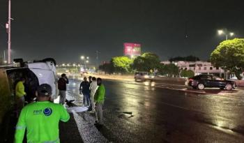 Vuelca cami&oacute;n recolector en 5 de Febrero; tres trabajadores resultan heridos