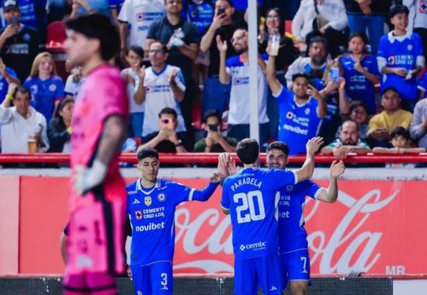 Cruz Azul despierta con golazos y frena al Necaxa