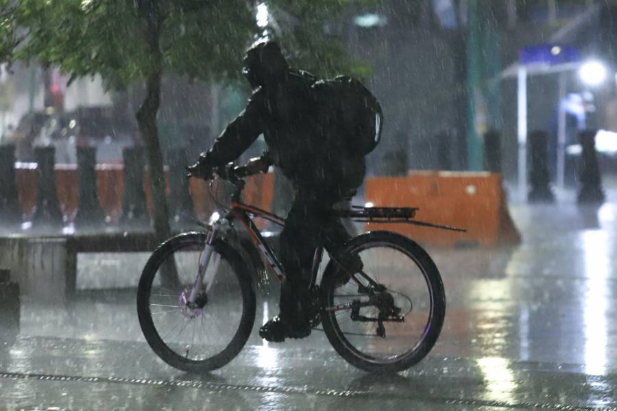 Prev&eacute;n chubascos y fuertes rachas de viento este mi&eacute;rcoles en CDMX