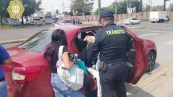 Polic&iacute;as de la SSC ayudan a mujer en labor de parto en Iztacalco
