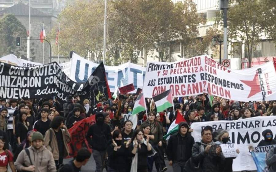Estudiantes marchan en Santiago contra agenda de seguridad de Kast