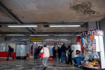 Personal del STC auxilia a mujer tras incidente en estaci&oacute;n Pantitl&aacute;n
