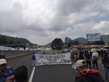 Ejidatarios bloquean la M&eacute;xico-Toluca por disputa territorial en La Marquesa