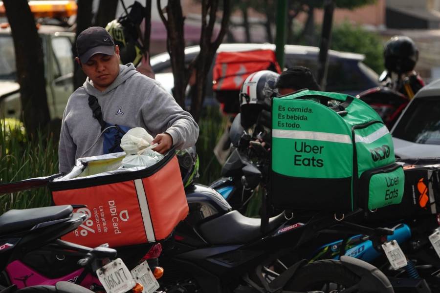 Repartidores por aplicación saturan espacios públicos en Juárez, Roma e Hipódromo