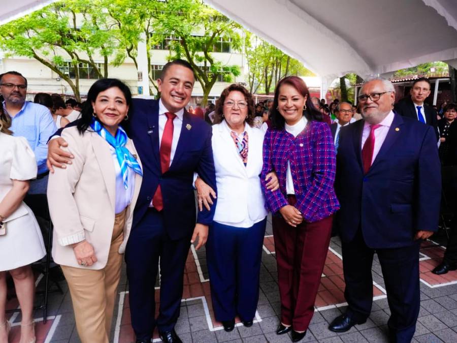 Janecarlo Lozano recibe máxima distinción del CECyT 1 del IPN