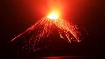 Anak Krakatau registra erupci&oacute;n con columna de ceniza de 14 kil&oacute;metros