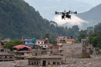 Rescatan con vida a dos trabajadores atrapados tras deslave en Nepal