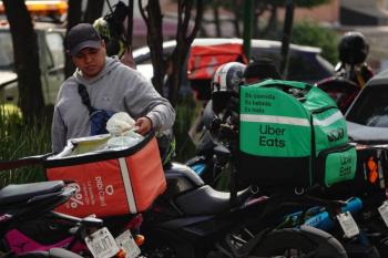 Repartidores por aplicaci&oacute;n saturan espacios p&uacute;blicos en Ju&aacute;rez, Roma e Hip&oacute;dromo