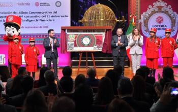 Loter&iacute;a Nacional conmemora trayectoria de la UIF con billete especial