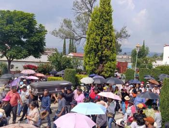 Multitud despide a Aleyda Romero, v&iacute;ctima del multihomicidio en Atizap&aacute;n