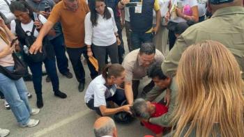 Sheinbaum auxilia a mujer desvanecida durante informe en San Luis Potos&iacute;
