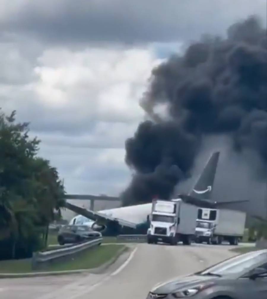 Avi&oacute;n de carga de Amazon se incendia tras incidente en aeropuerto de Miami
