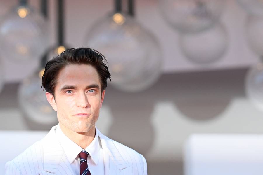 Robert Pattinson sacude la Mostra con su cazapederastas en 