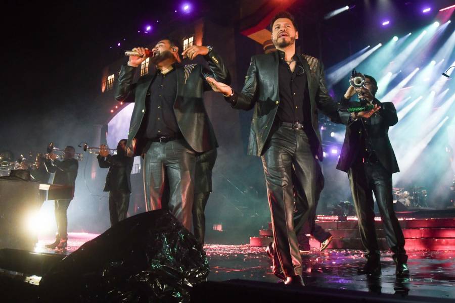 Banda MS recuerda a Gerson Leos durante su presentación en el Festival Arre 