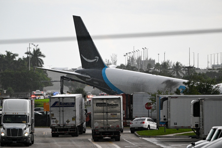 Cinco muertos en accidente de avi&oacute;n de carga que se sali&oacute; de pista en Miami