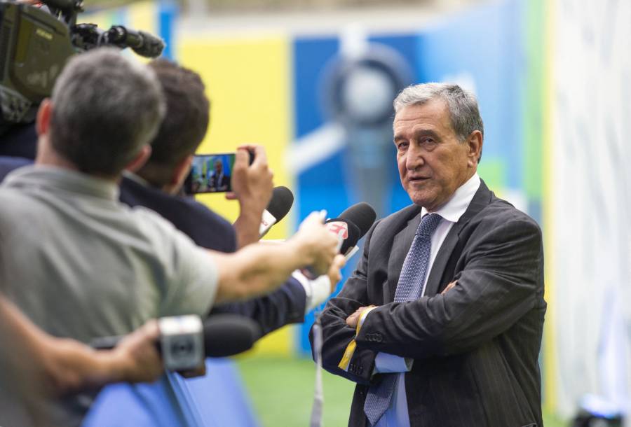 Exseleccionador brasilentildeo Parreira recibe alta tras 80 diacuteas internado
