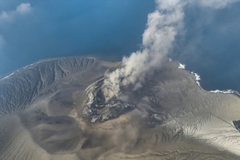 Indonesia cierra ocho aeropuertos por erupci&oacute;n volc&aacute;nica, 150.000 pasajeros varados