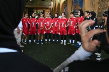 El f&uacute;tbol vuelve a los territorios palestinos, pese al duelo