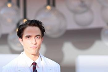 Robert Pattinson sacude la Mostra con su cazapederastas en Primetime