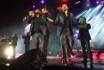 Banda MS recuerda a Gerson Leos durante su presentaci&oacute;n en el Festival Arre