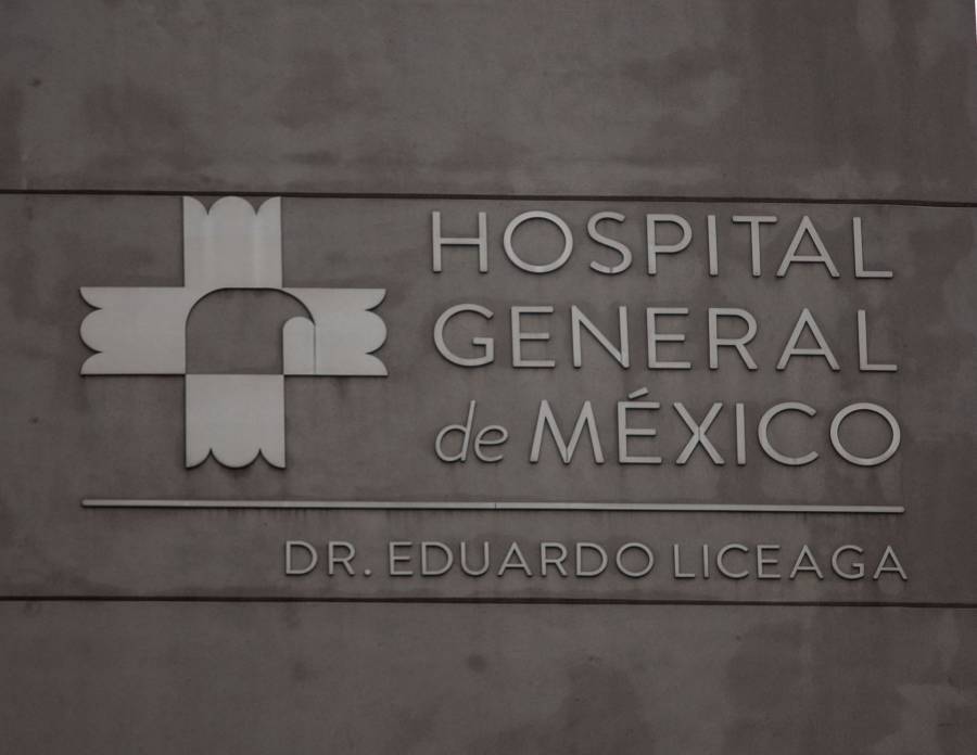Residentes del Hospital General de México bloquean Avenida Cuauhtémoc por brote de salmonela 