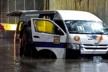 Seis personas mueren intoxicadas en combi varada por inundaci&oacute;n en Tultitl&aacute;n