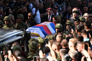Una multitud rinde homenaje al criminal de guerra Ratko Mladic en Belgrado
