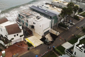 Fuerte oleaje en Malib&uacute; abre un cr&aacute;ter frente a una mansi&oacute;n