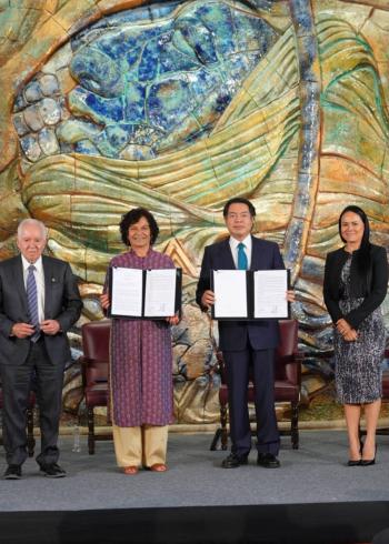 Firma Mario Delgado con UNESCO acuerdo para impulsar transformaci&oacute;n digital educativa y uso &eacute;tico de la inteligencia artificial