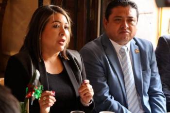 Colegio alerta por falsos valuadores anunciados en lonas