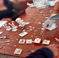 Caen en Nezahualcóyotl presuntos ladrones de joyerías y casas de empeño; habrían asaltado 10 negocios con marro y uns arma falsa