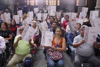 Entrega Clara Brugada Escrituras a Habitantes de la Angostura para Responder a una de las Grandes Demandas Hist&oacute;ricas de esta Zona en &Aacute;lvaro Obreg&oacute;n