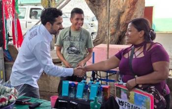 Agust&iacute;n Dorantes gestiona revisi&oacute;n de drenaje en tianguis El Tintero