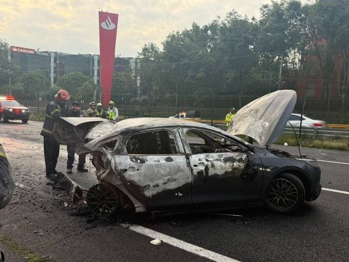 Choque en la autopista México–Toluca deja dos personas calcinadas en Cuajimalpa   