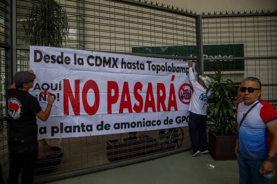 Pobladores de Topolobampo protestan en Semarnat contra megaplanta de amoniaco    