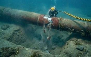 Pemex contin&uacute;a reparaciones en ducto marino tras fuga frente a costas de Campeche