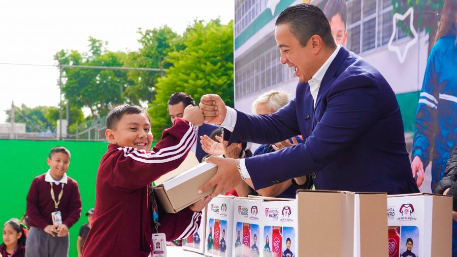 Janecarlo Lozano ampl&iacute;a la entrega de uniformes gratuitos en Gustavo A. Madero