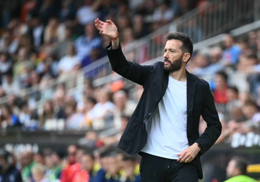 Valencia destituye a su entrenador Carlos Corberaacuten