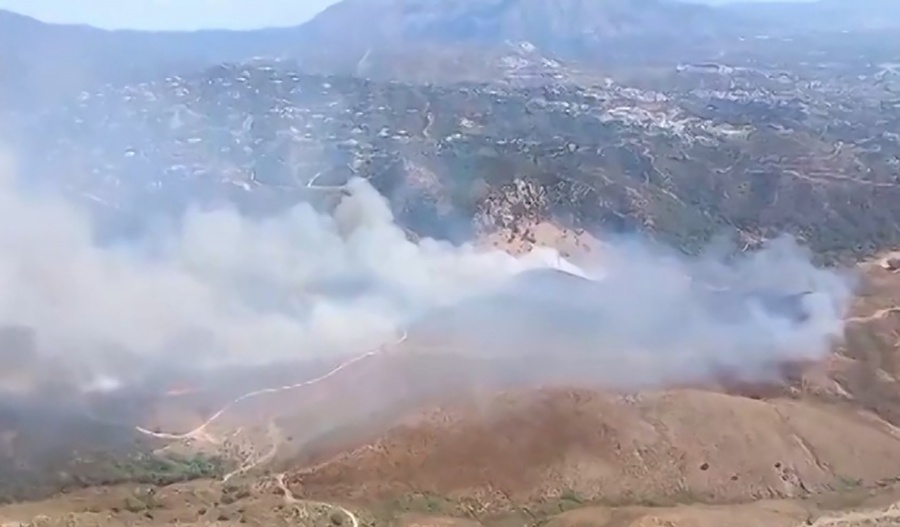 Incendio forestal en la Costa del Sol en España deja dos heridos