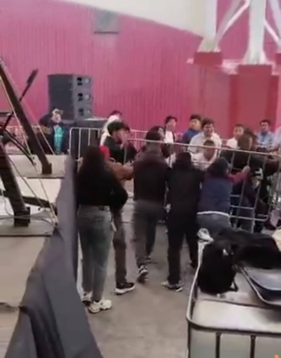 Normalistas dan portazo en evento de Sheinbaum en Hidalgo