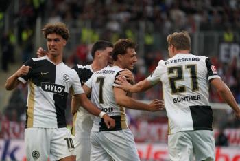 Friburgo es el nuevo l&iacute;der de la Bundesliga, Dortmund sigue su ritmo