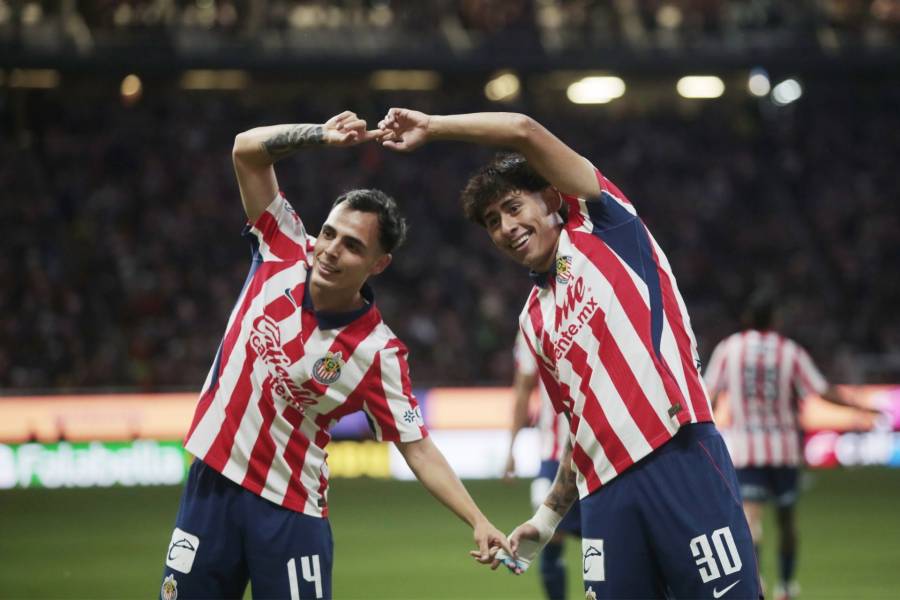 Chivas toma el liderato tras imponerse 3-0 a Pumas 
