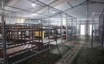 Informe revela abusos y hacinamiento en centro migratorio Alligator Alcatraz en Florida