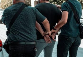 Detienen a cuatro por intentar vender casa con documentos presuntamente falsos