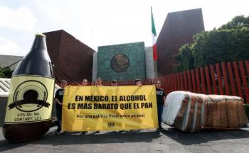 Organizaciones exigen reforma fiscal para aumentar impuestos al alcohol y financiar programas de salud