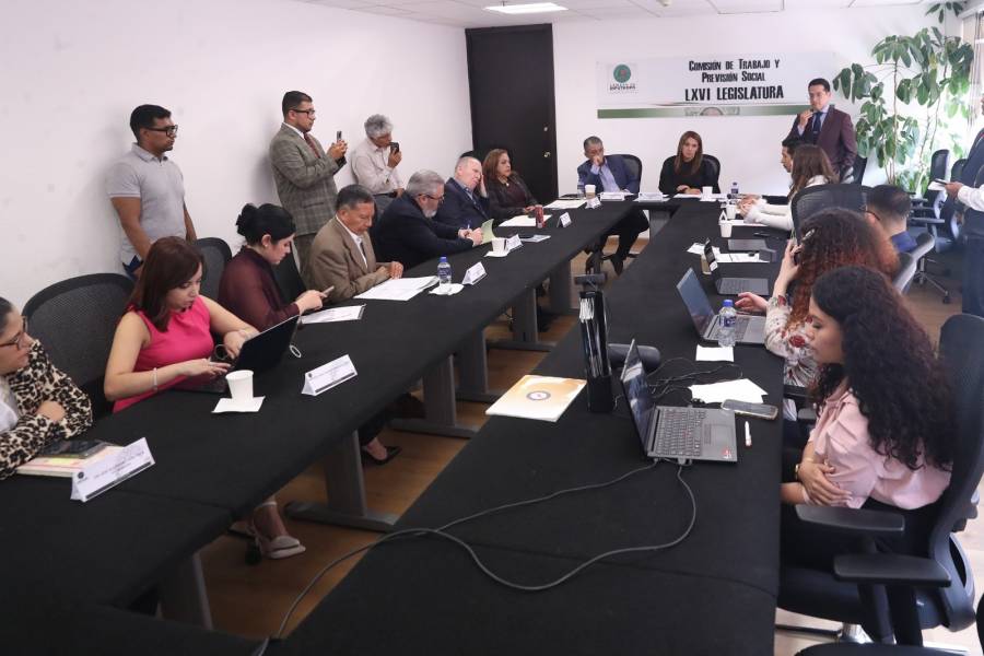 Diputados analizan reforma para garantizar derechos laborales a médicos residentes; acusan abusos y explotación