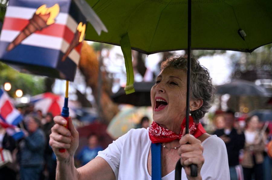 Protestan en Costa Rica por supuesta amenaza de la presidenta a la democracia