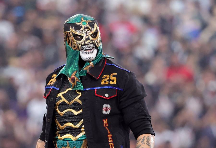 Penta Zero Miedo cae ante Roman Reigns en el combate estelar de WWE Raw en México