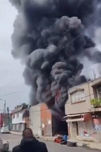Incendio moviliza a cuerpos de emergencia en bodega recicladora de Iztapalapa