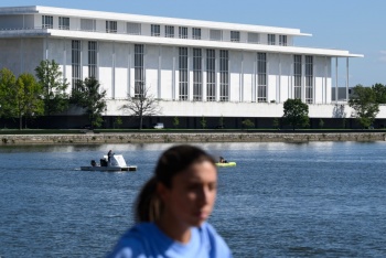 Trump dice que el Kennedy Center cerrar&aacute; tras negativa judicial a incluir su nombre
